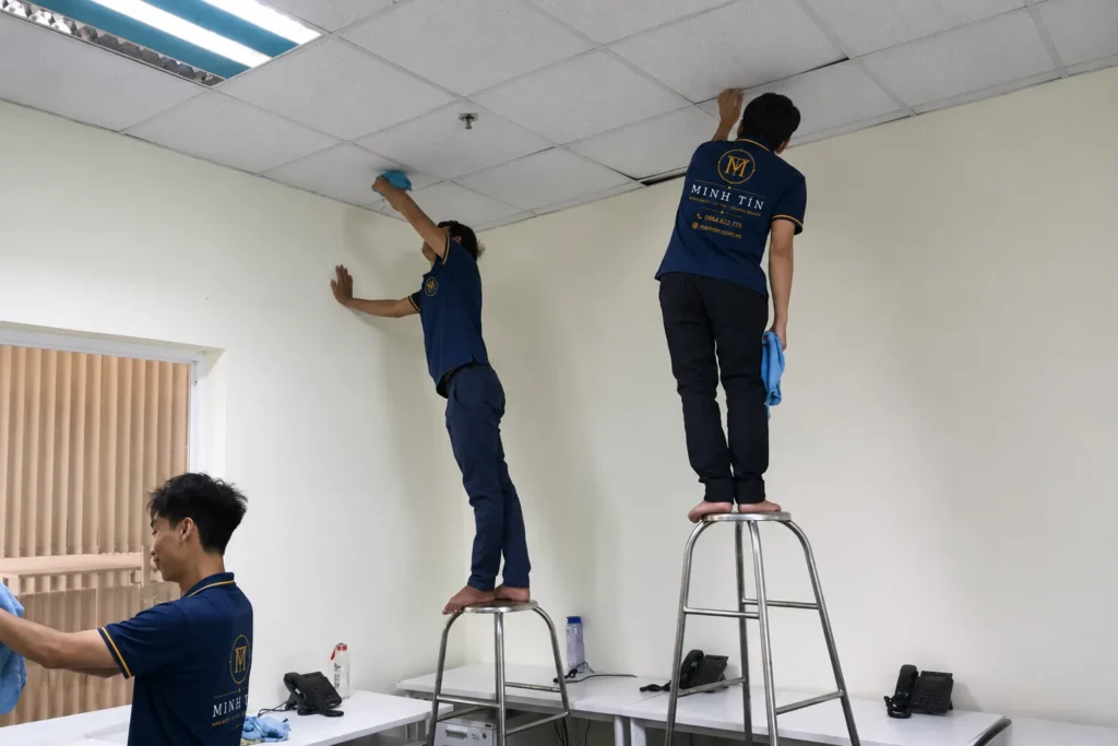Nhân viên vệ sinh trần nhà Cần Thơ
