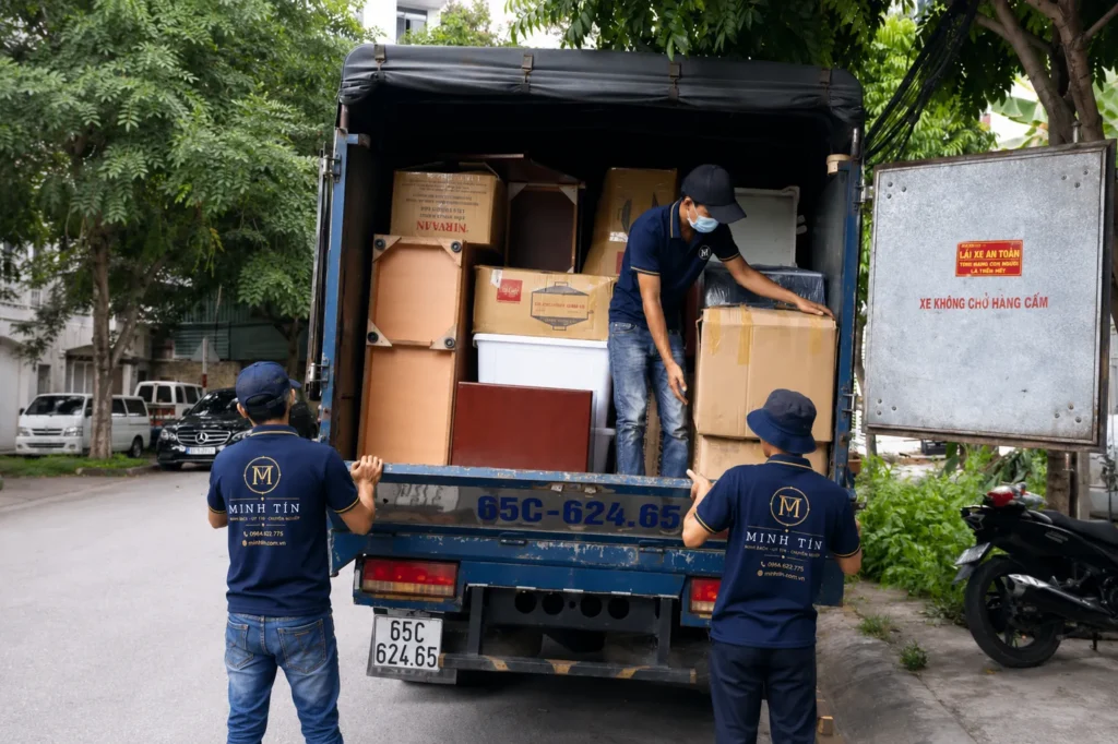 Nhân viên thực hiện chuyển nhà Cần Thơ