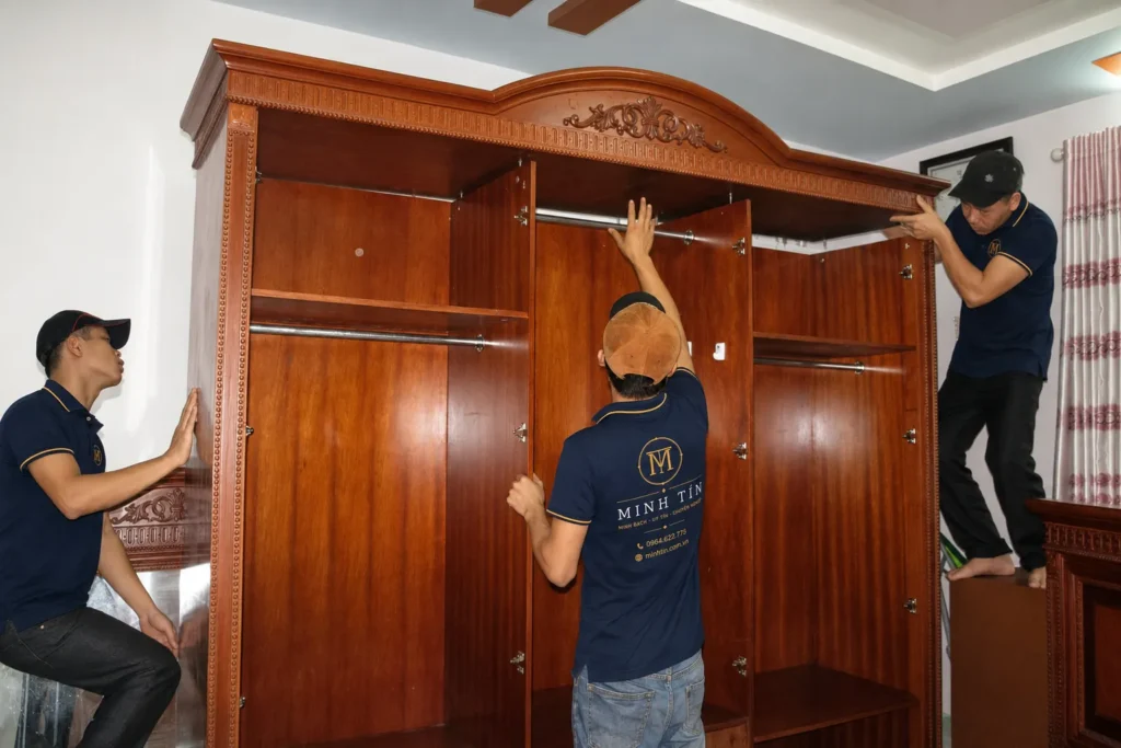 Nhân viên thực hiện tháo lắp tủ tại Cần Thơ