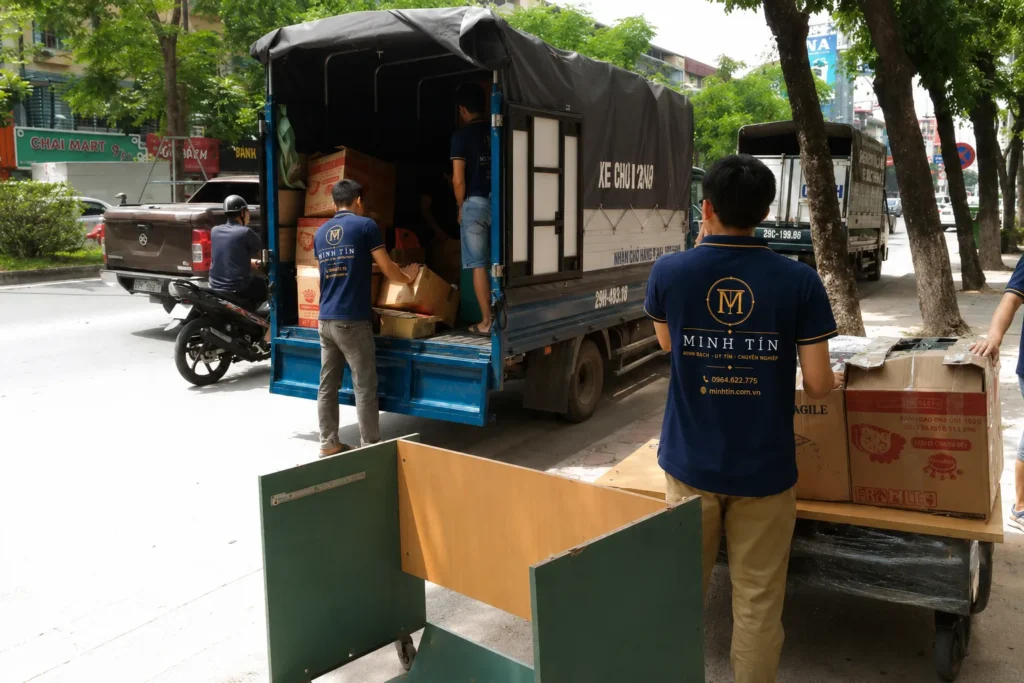Nhân viên thực hiện chuyển nhà Cần Thơ