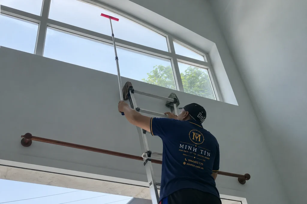 Vệ sinh kính trên cao tại Cần Thơ