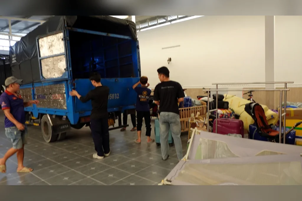 Đội ngũ Minh Tín vận chuyển đồ đạc bằng xe tải xanh dương