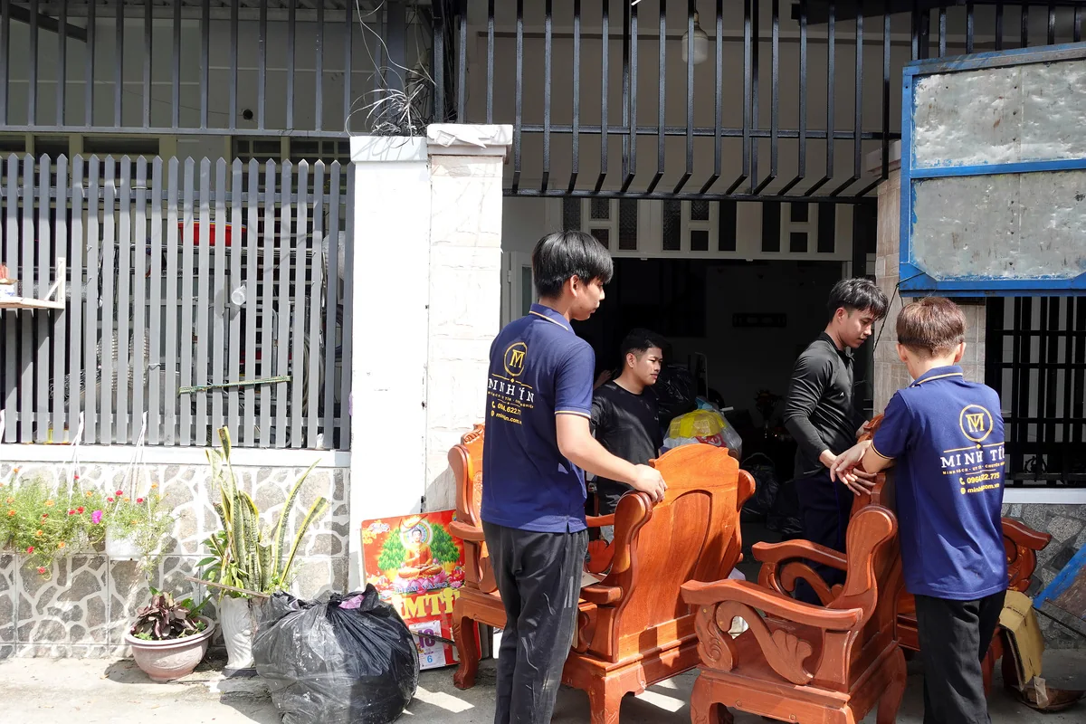 Nhân viên Minh Tín bốc xếp bàn ghế lên xe tải