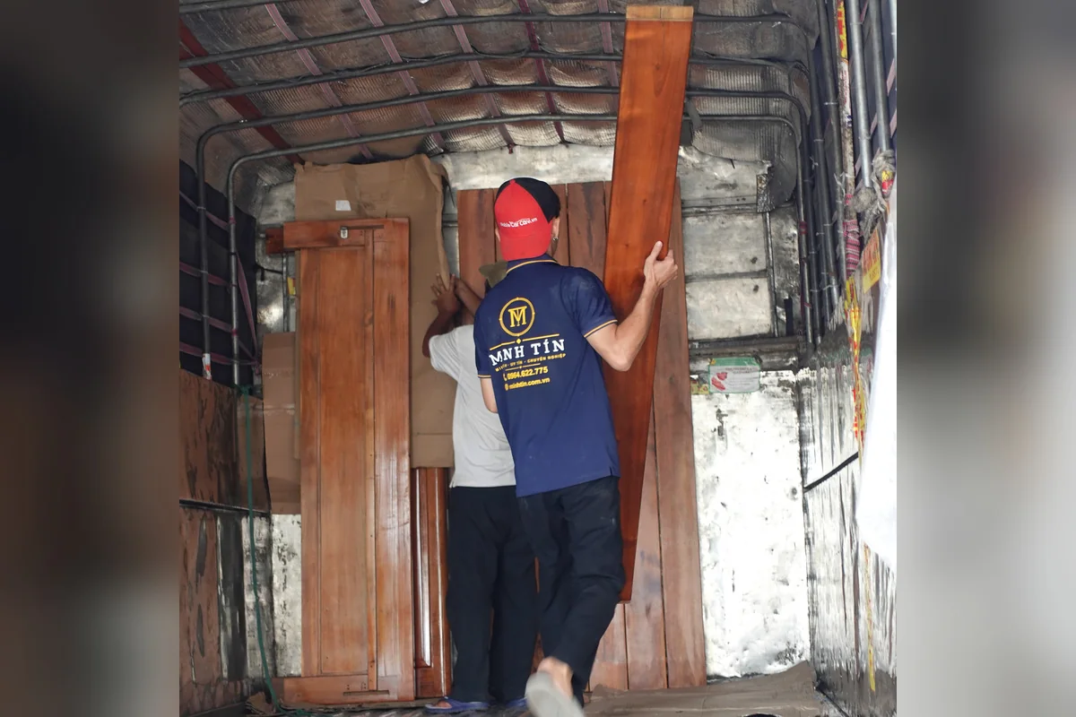 Nhân viên Minh Tín di chuyển đồ nội thất trong quá trình chuyển nhà