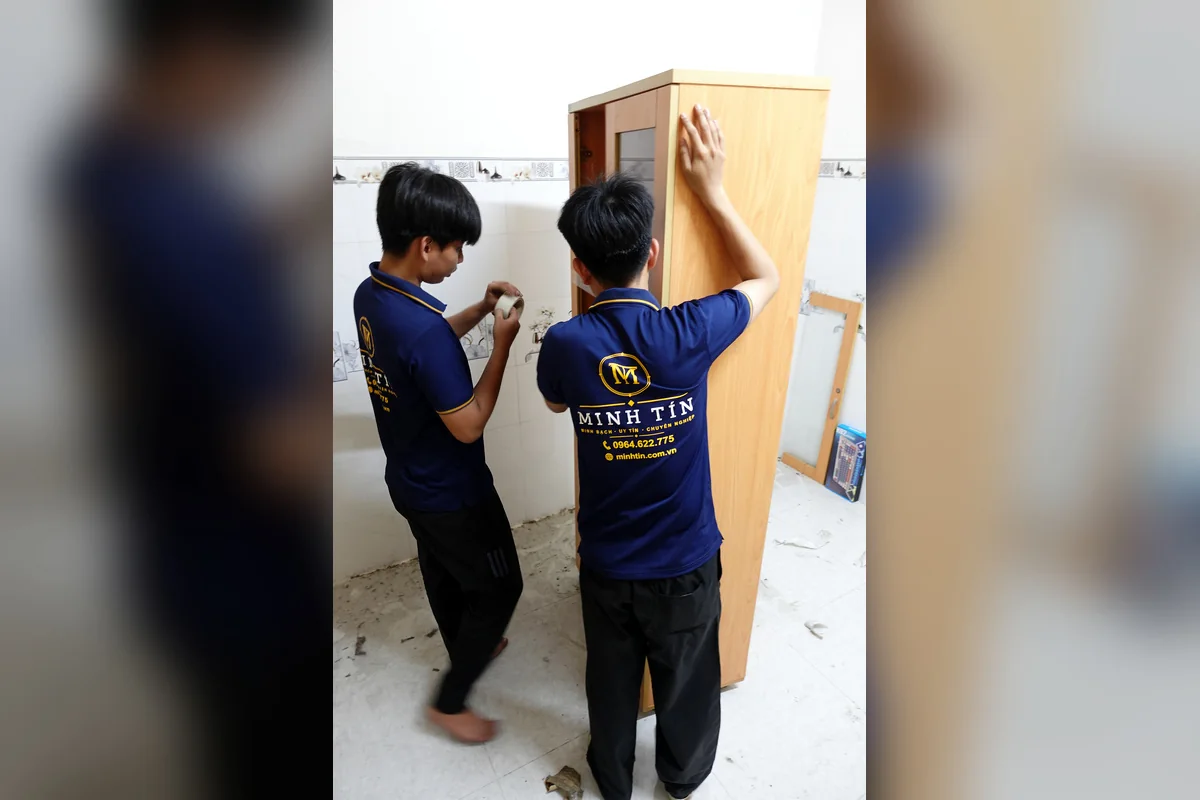 Đội ngũ Minh Tín phối hợp bốc xếp tủ lên xe tải