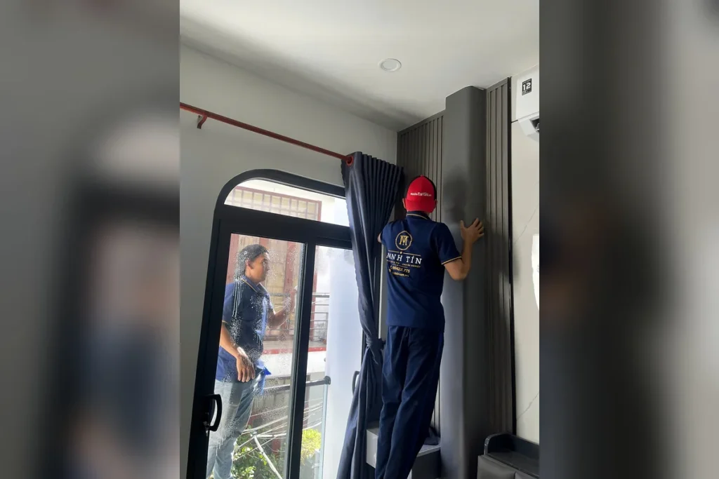 Thiết bị và nhân viên Minh Tín thực hiện vệ sinh nhà ở
